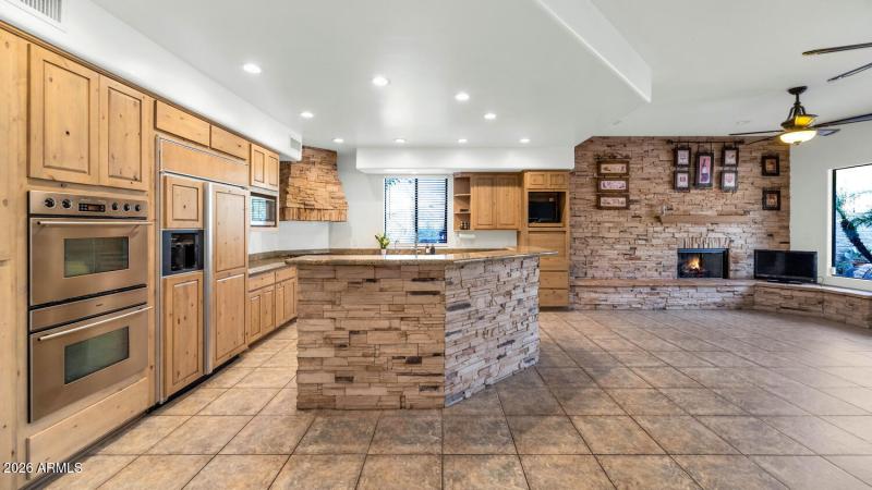 1404 E Michelle Dr-large-013-020-1404 E