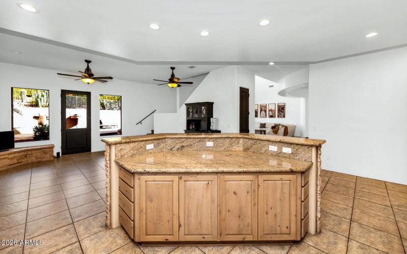 1404 E Michelle Dr-large-020-046-1404 E