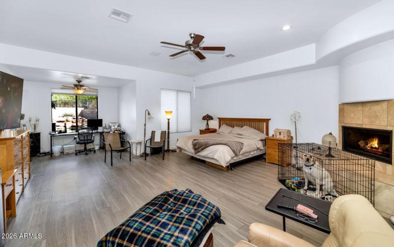 1404 E Michelle Dr-large-021-042-1404 E