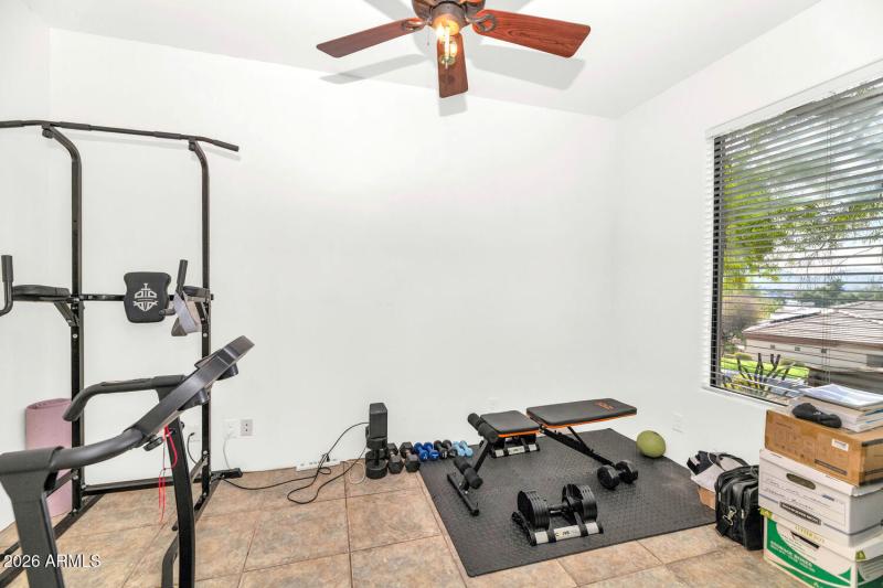 1404 E Michelle Dr-large-024-031-1404 E