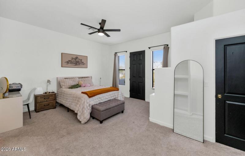 1404 E Michelle Dr-large-025-030-1404 E