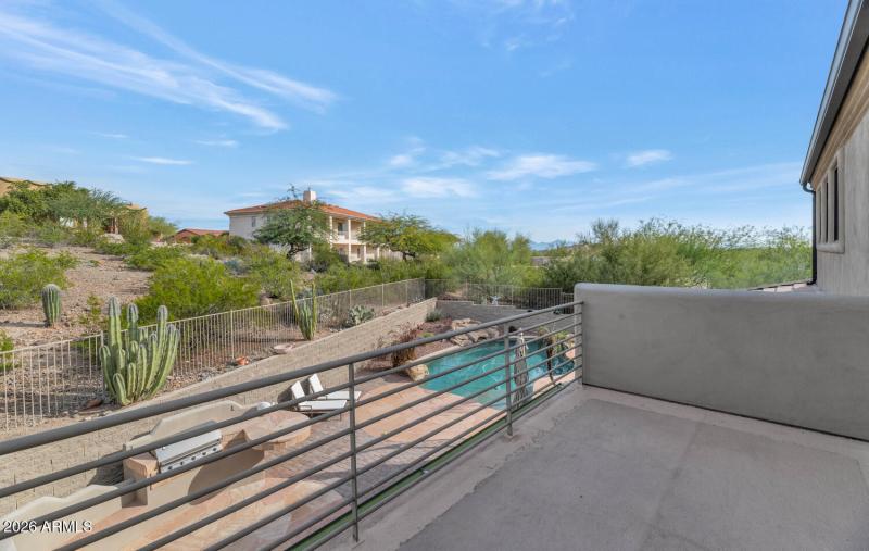 1404 E Michelle Dr-large-026-034-1404 E