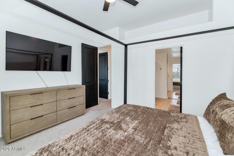 1404 E Michelle Dr-large-034-043-1404 E