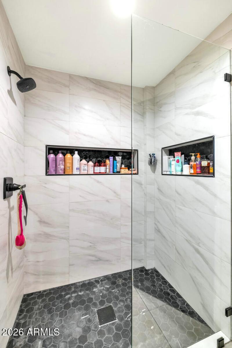 1404 E Michelle Dr-large-036-014-1404 E