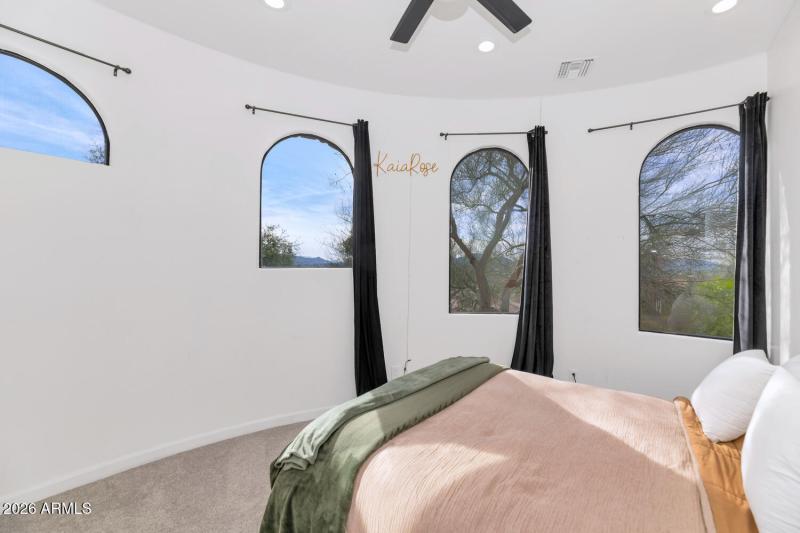 1404 E Michelle Dr-large-037-041-1404 E