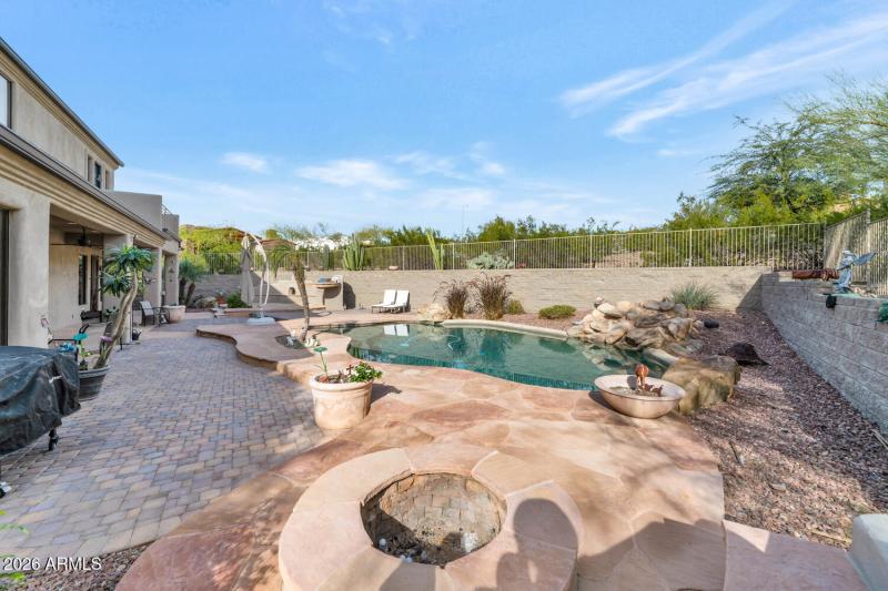 1404 E Michelle Dr-large-044-038-1404 E