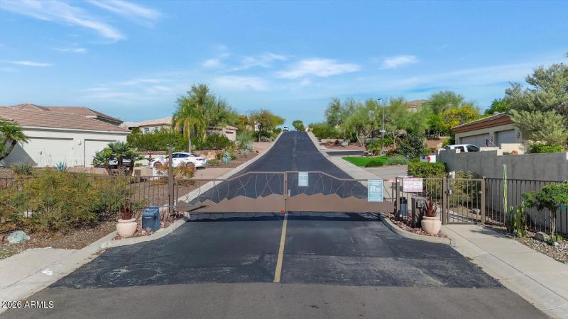 1404 E Michelle Dr-large-049-004-1404 E