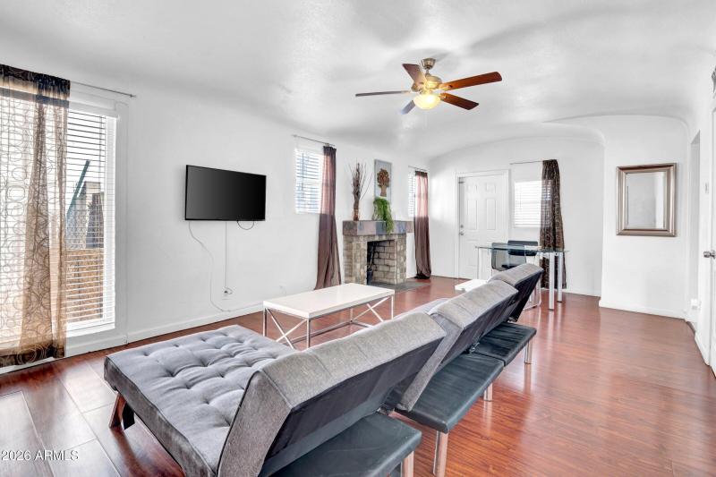 9-custom-712 E Pierce St-9