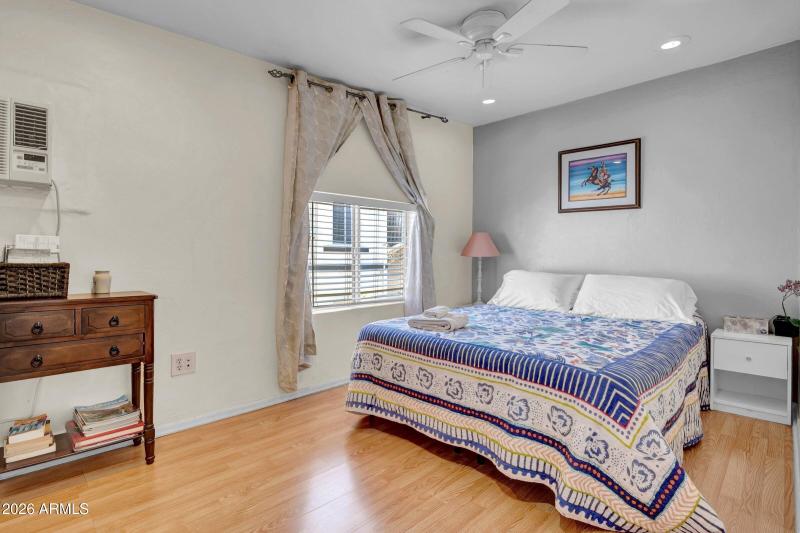 32-custom-712 E Pierce St-32