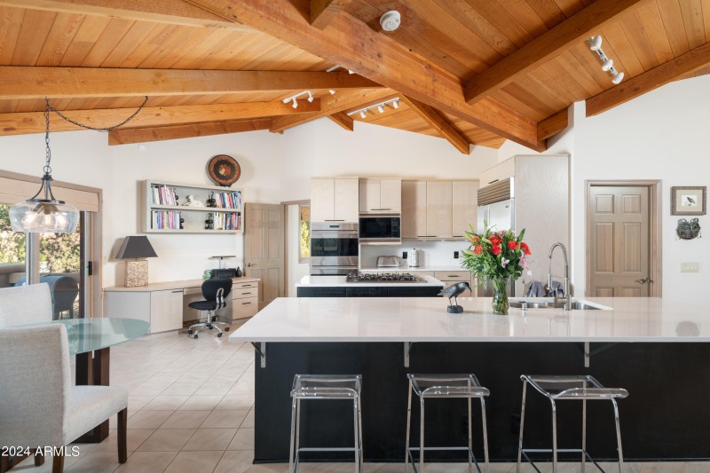 UPGRADED KITCHEN APPLIANCES & COUNTERS