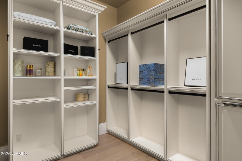 35primary_her closet2