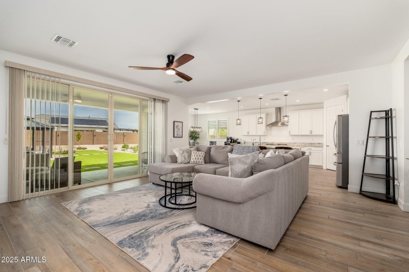 18542 W Seldon Ln - 09