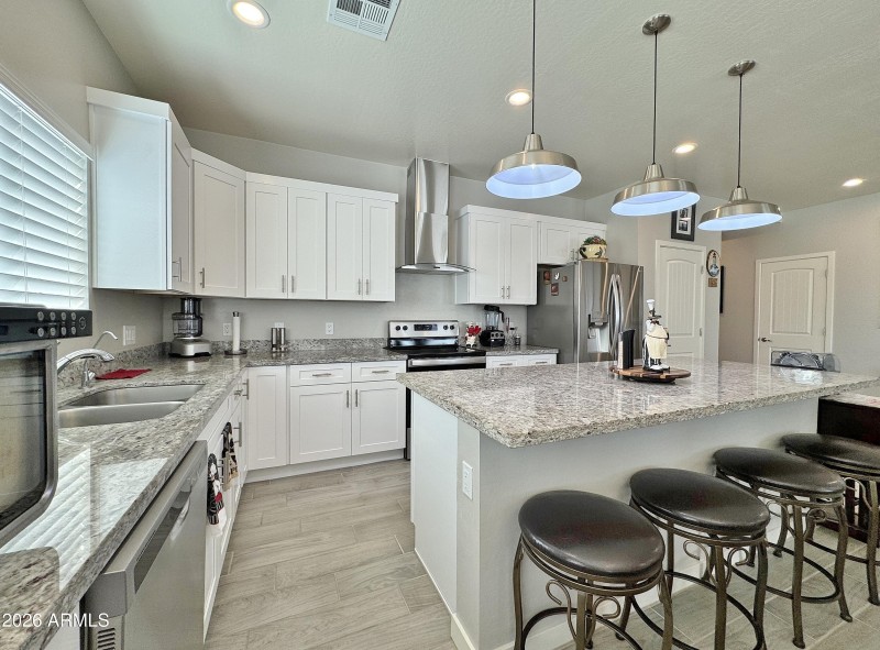 Breakfast bar & kitchen