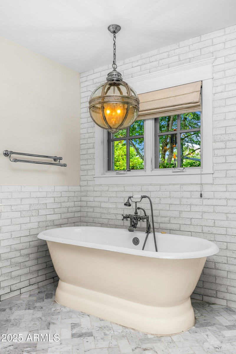 14primary bathroom soaking tub