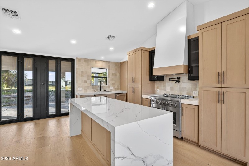 17-web-or-mls-13-E Claxton St