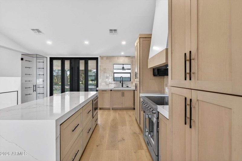 20-web-or-mls-16-E Claxton St