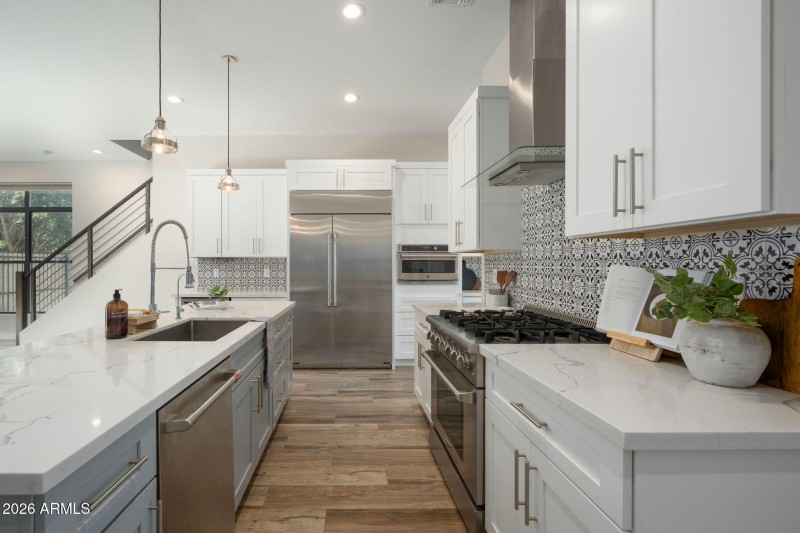 Classic light and bright kitchen