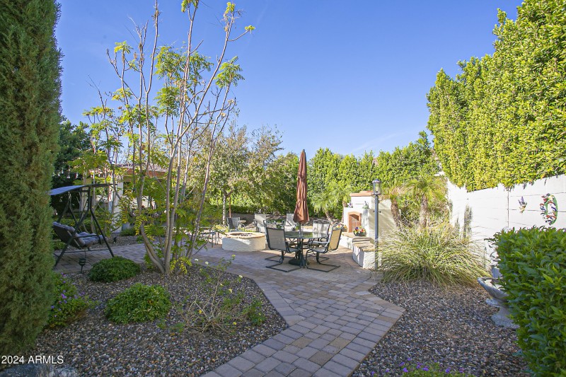 Firepit/Fireplace sitting area