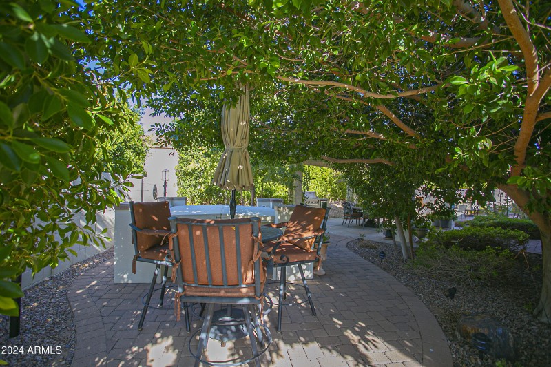 Sitting area to Pool