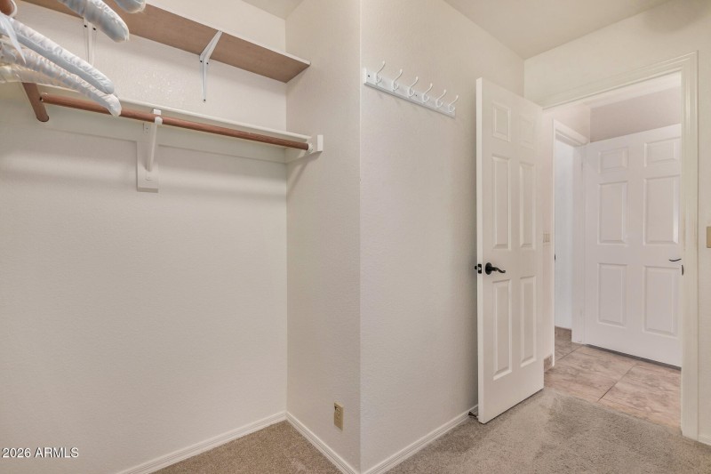 L-Shaped Step-in Closet