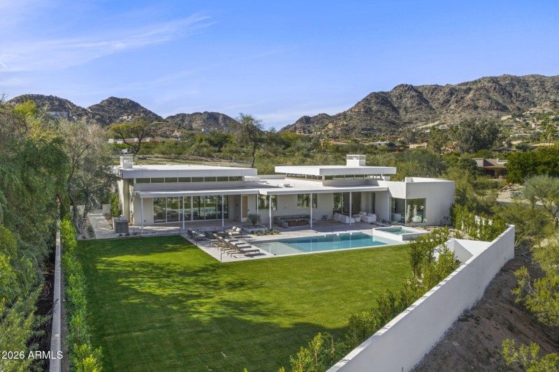 4-web-or-mls-7201-n-47th-st