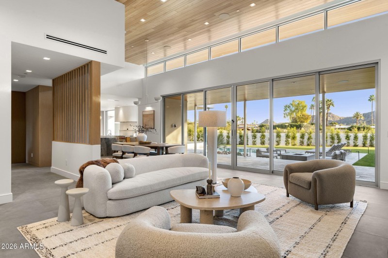 10-web-or-mls-7201-n-47th-st