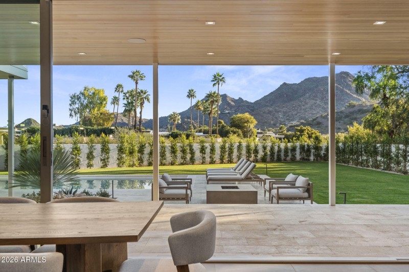 16-web-or-mls-7201-n-47th-st