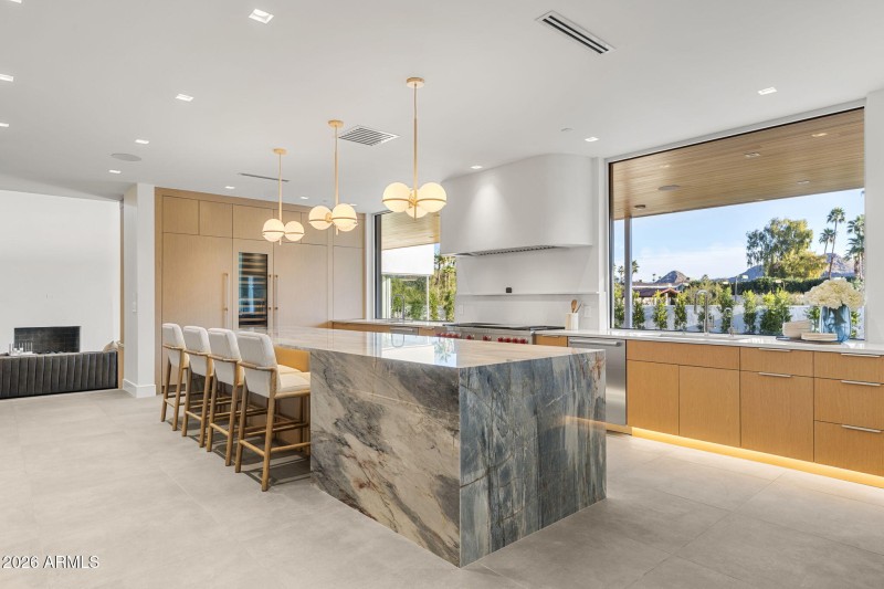 17-web-or-mls-7201-n-47th-st