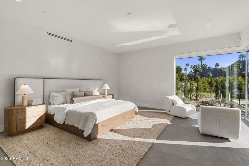 26-web-or-mls-7201-n-47th-st