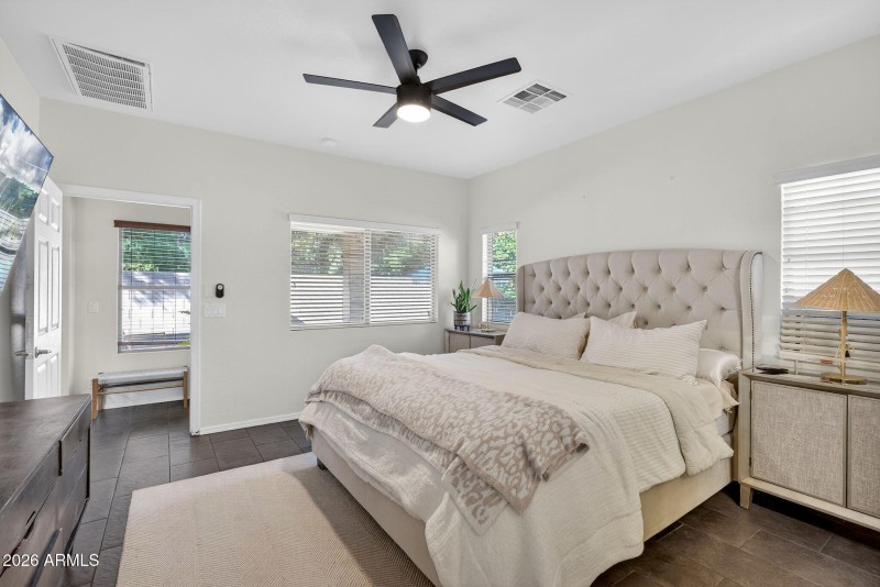 29-web-or-mls-28-E Washington Ct