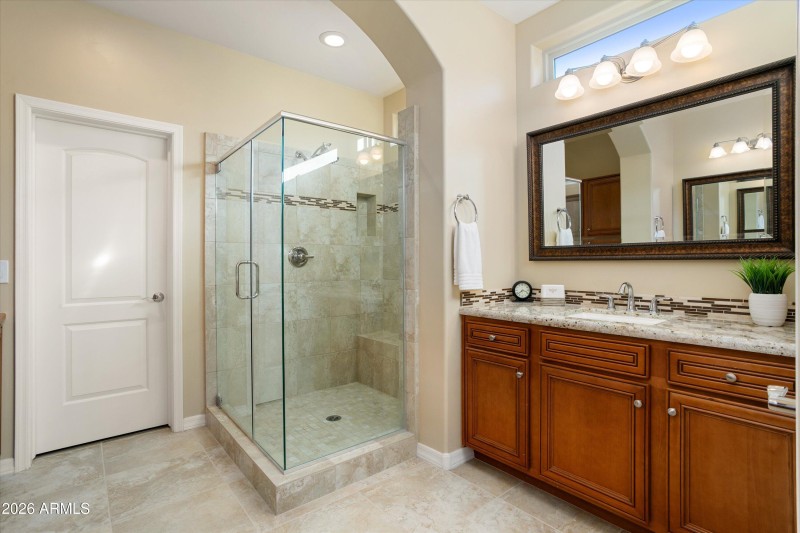 BEAUTIFUL PRIMARY BATH