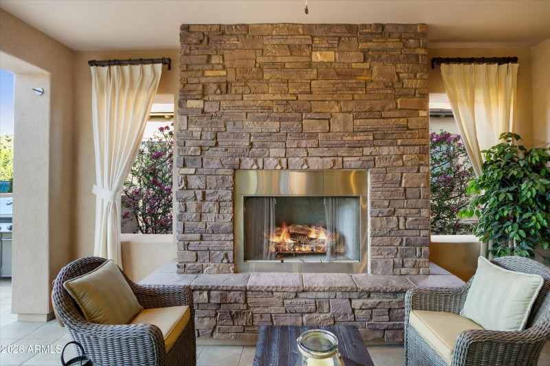 BEAUTIFUL GAS FIREPLACE