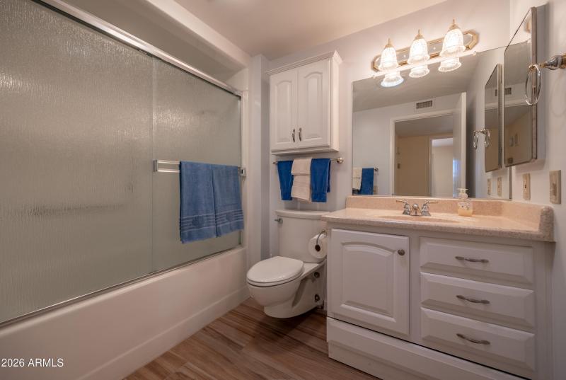 Second bath with tub