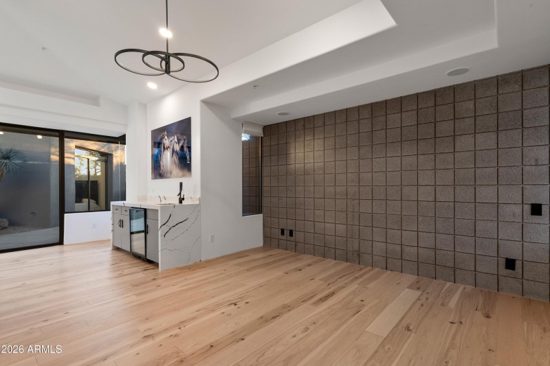 039_Expansive Bed & Living Space