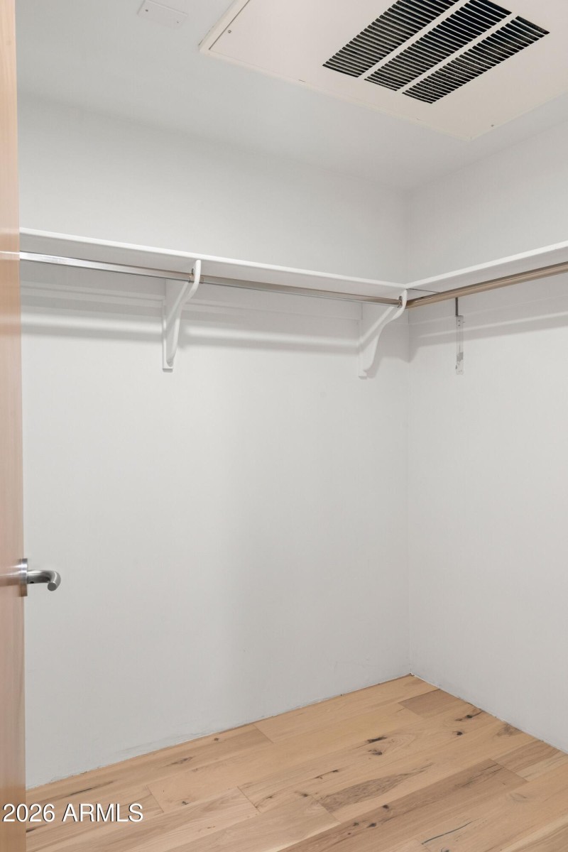 042_Spacious Walk-in Closet