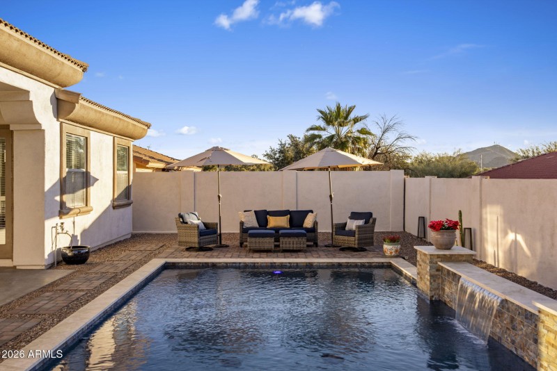 Pool with water feature