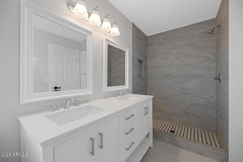 1927 E Crocus Dr-large-025-038-1927 E Cr