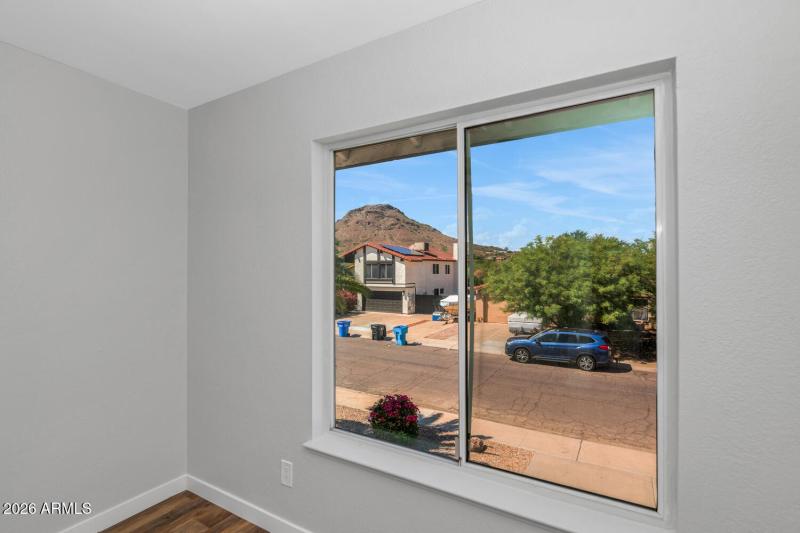 1927 E Crocus Dr-large-027-028-1927 E Cr