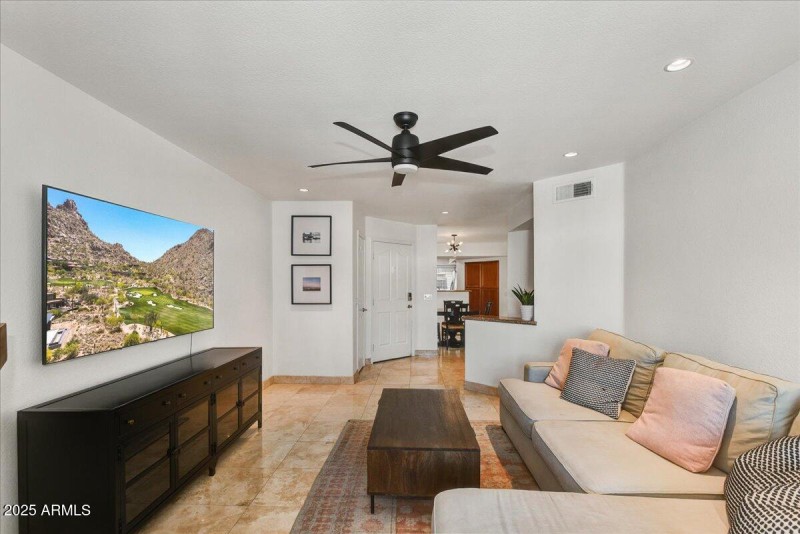 07-Living to Kitchen