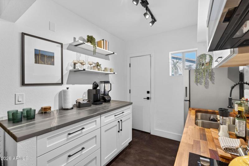 Unit 511 – Kitchen (Alternate Angle)