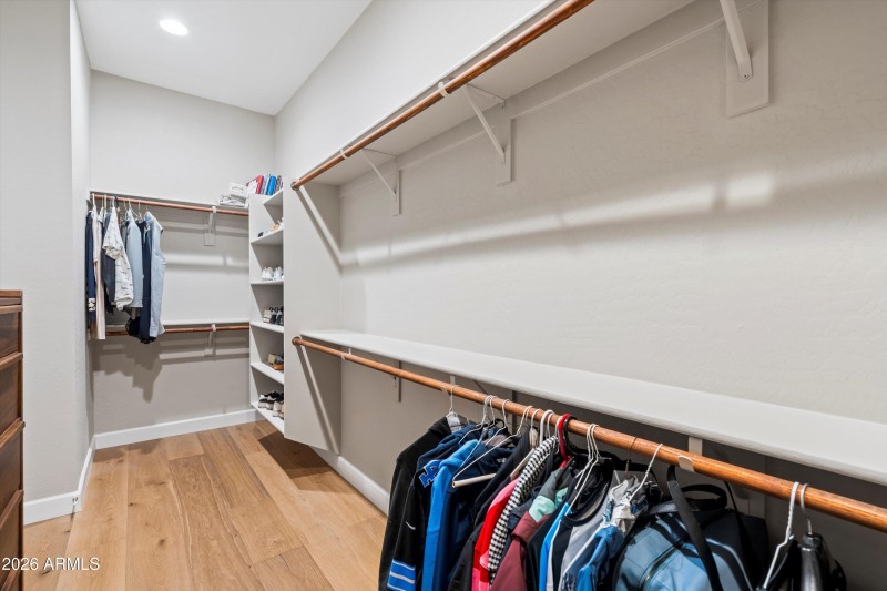 30-Walk-in Closet