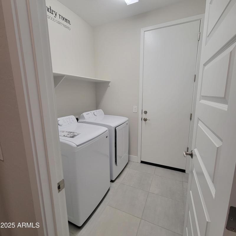 Laundry with Modern W/D