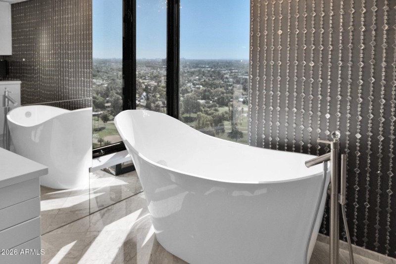 Soaking tub