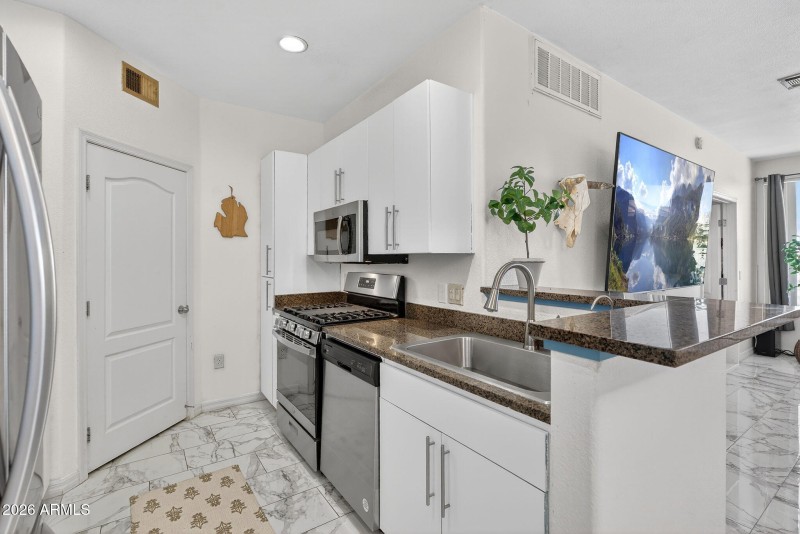 7-web-or-mls-08-E Princess Dr 2153