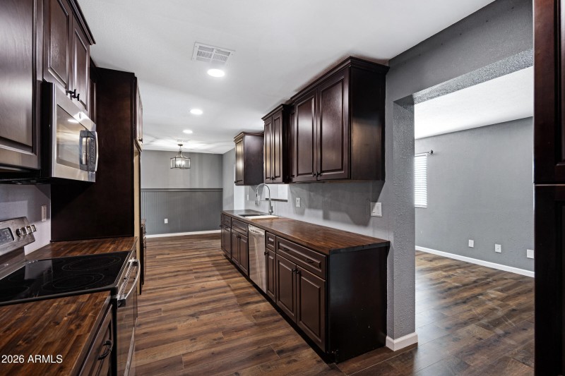 10013 W Mission Ln-13