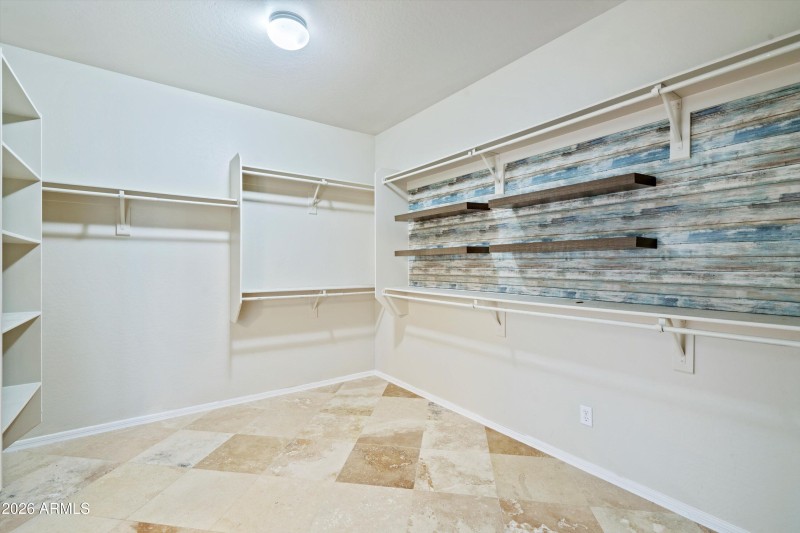 33-Walk-in Closet