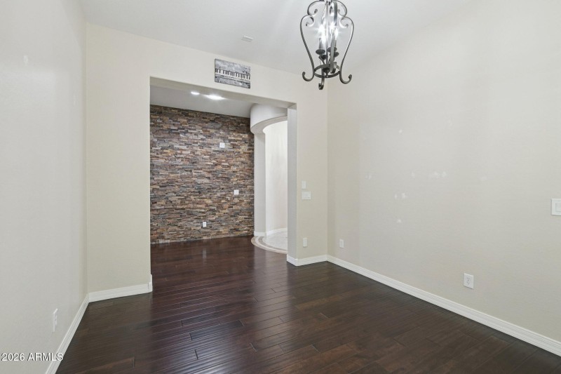 37-web-or-mls-W Campbell Ave-L2101-035