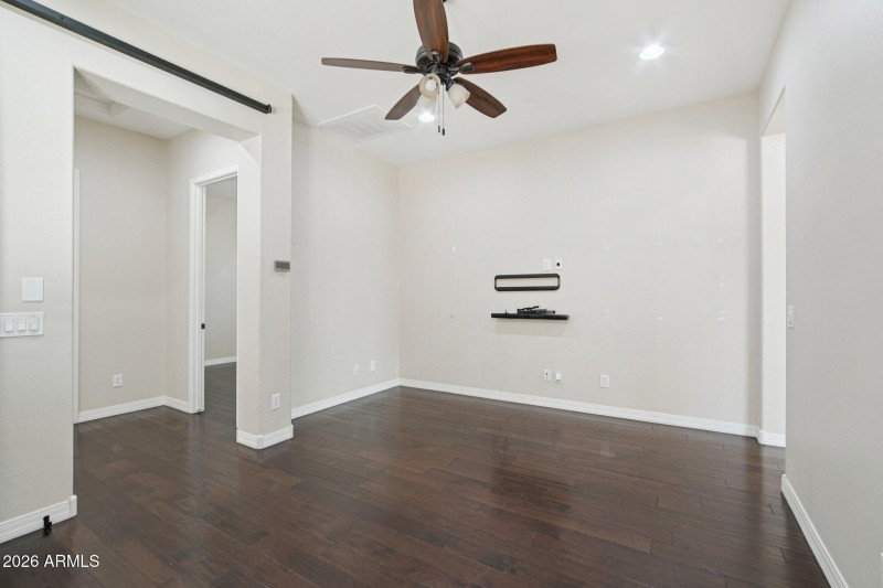 30-web-or-mls-W Campbell Ave-L2101-028