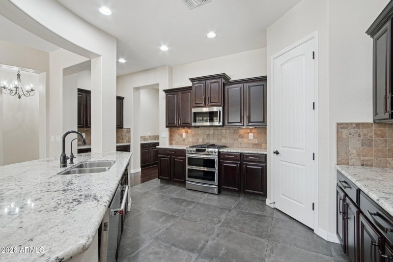 16-web-or-mls-W Campbell Ave-L2101-014