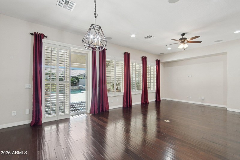 12-web-or-mls-W Campbell Ave-L2101-010